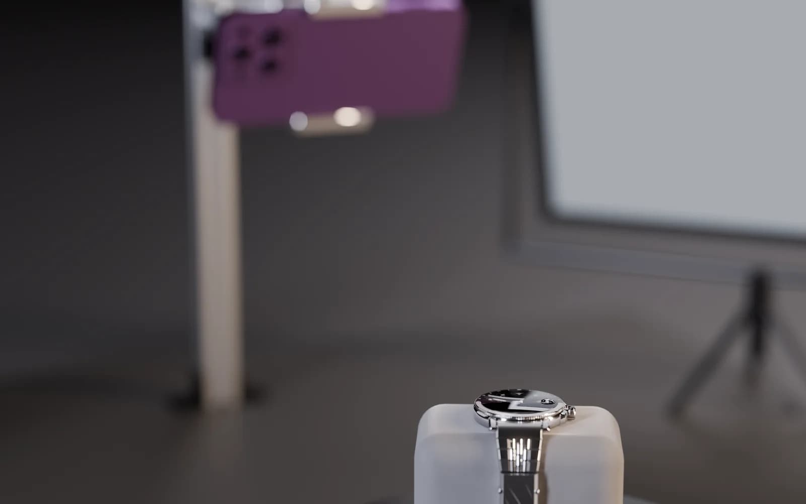Lila iPhone im gefrästen Aluhalter über der Uhr